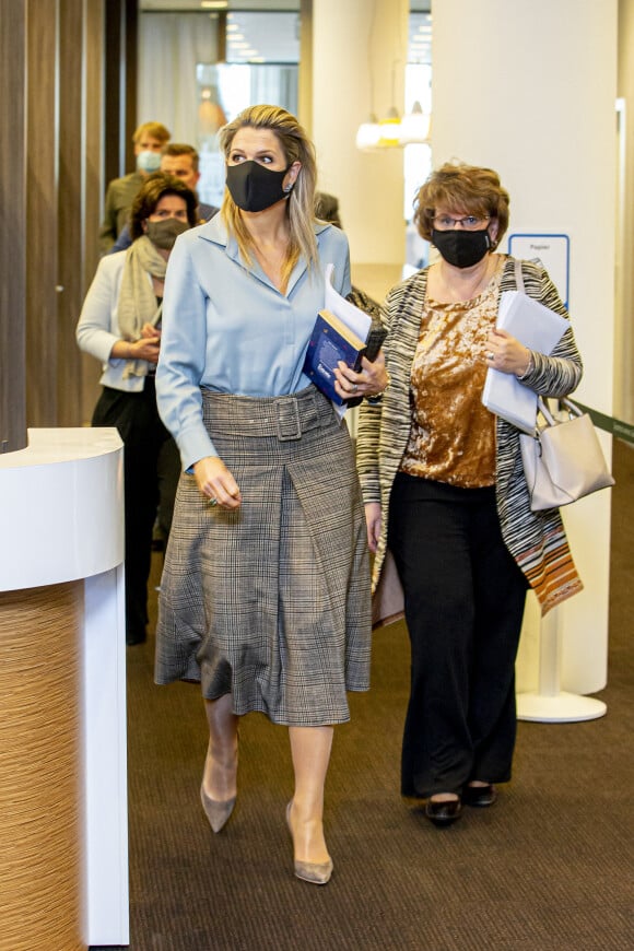 La reine Maxima des Pays-Bas lors d'une visite de travail au siège du Centre de travail régional d'Amsterdam (RWC) le 4 décembre 2020.