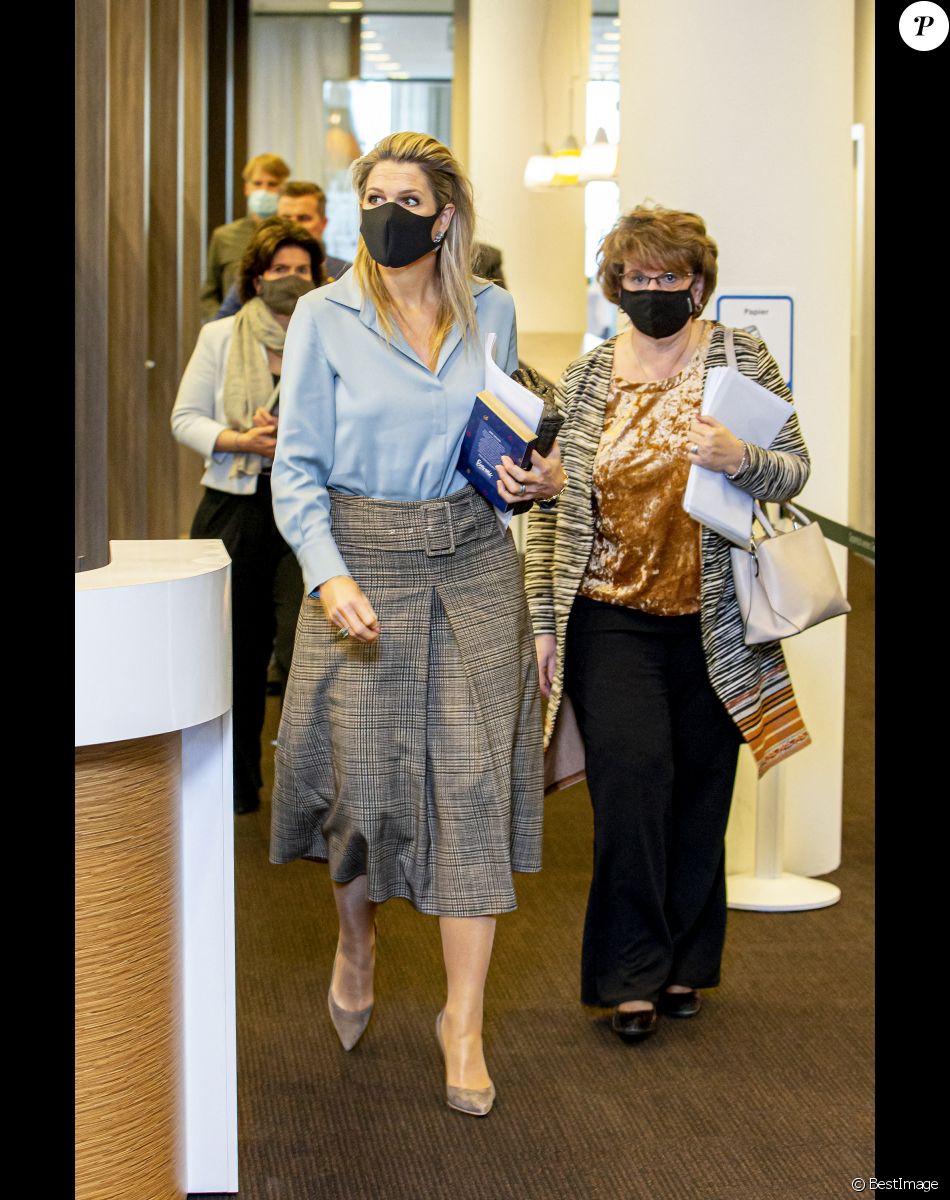 La reine Maxima des Pays-Bas lors d'une visite de travail au siège du Centre de travail régional d'Amsterdam (RWC) le 4 décembre 2020.
