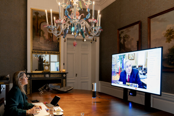 La reine Maxima des Pays-Bas lors d'un échange en visioconférence avec le premier ministre de l'Italie et le gouverneur de la banque d'Italie depuis son bureau à La Haye le 30 novembre 2020.