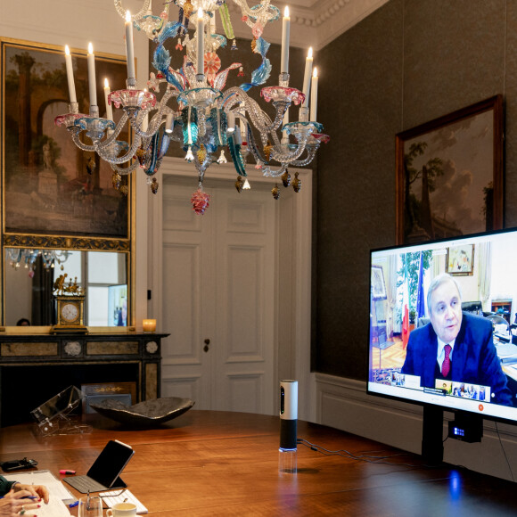 La reine Maxima des Pays-Bas lors d'un échange en visioconférence avec le premier ministre de l'Italie et le gouverneur de la banque d'Italie depuis son bureau à La Haye le 30 novembre 2020.