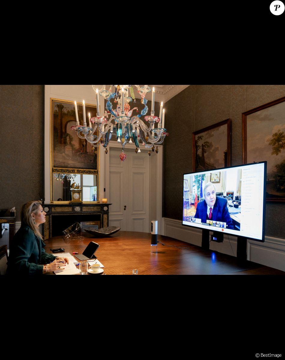 La reine Maxima des Pays-Bas lors d'un échange en visioconférence avec le premier ministre de l'Italie et le gouverneur de la banque d'Italie depuis son bureau à La Haye le 30 novembre 2020.