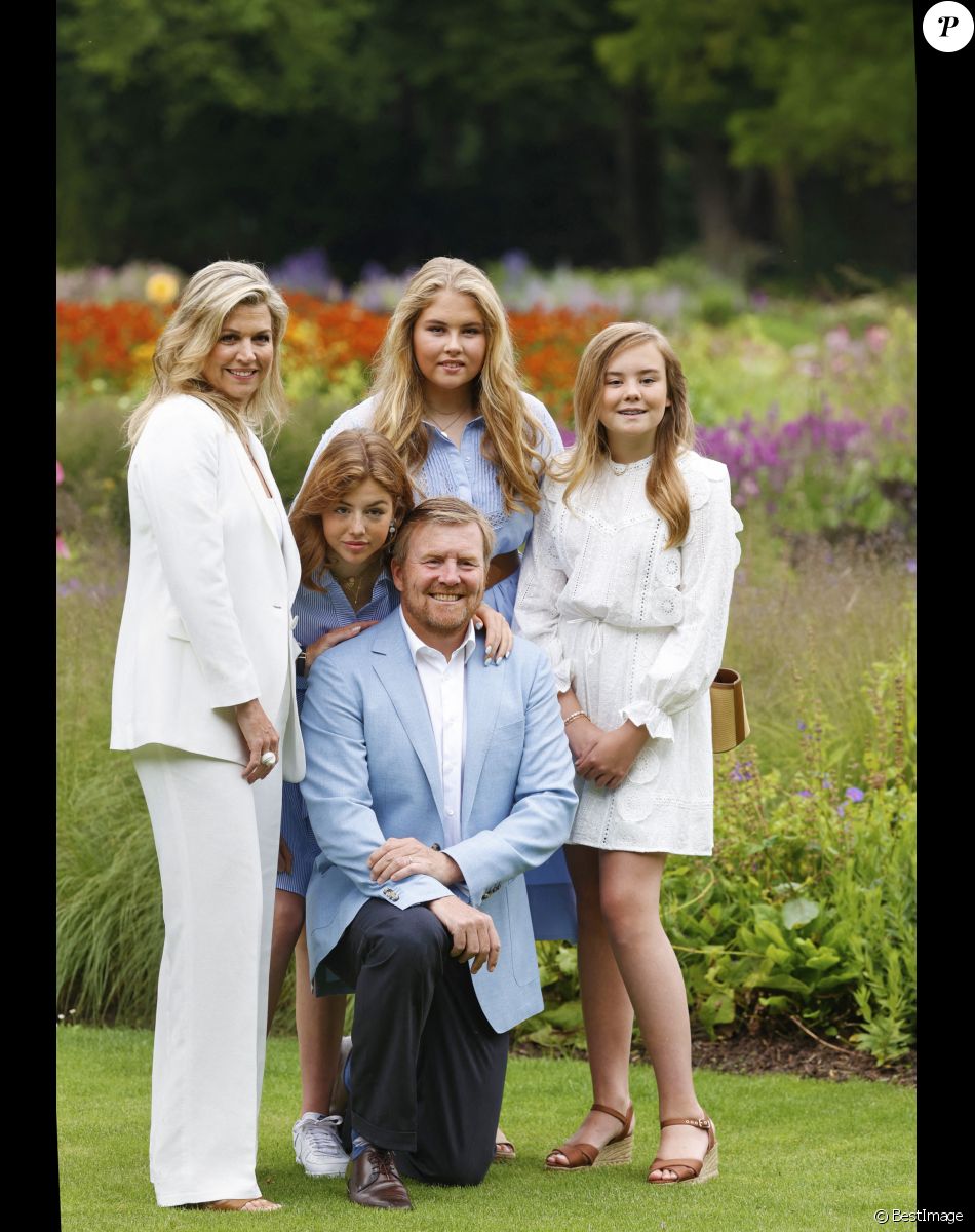 Le roi Willem Alexander des Pays-Bas, La princesse Ariane des Pays-Bas, La reine Maxima des Pays-Bas, La princesse Catharina-Amalia des Pays-Bas, La princesse Alexia des Pays-Bas - Rendez-vous avec les membres de la famille royale des Pays-Bas dans les jardins du Huis ten Bosch à La Haye le 17 juillet 2020.