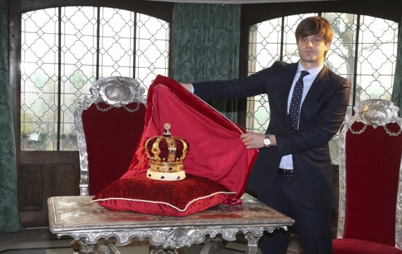 Le prince Ernst August de Hanovre (Ernst August Junior), fils aîné du prince Ernst August de Hanovre (Ernst August Junior), dévoile la couronne des rois de Hanovre au château de Marienburg. Le 11 avril 2014