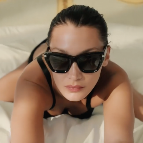 Bella Hadid figure sur la nouvelle campagne de Marc Jacobs Eyewear. Mars 2021.