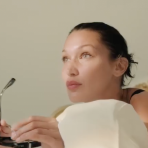 Bella Hadid figure sur la nouvelle campagne de Marc Jacobs Eyewear. Mars 2021.