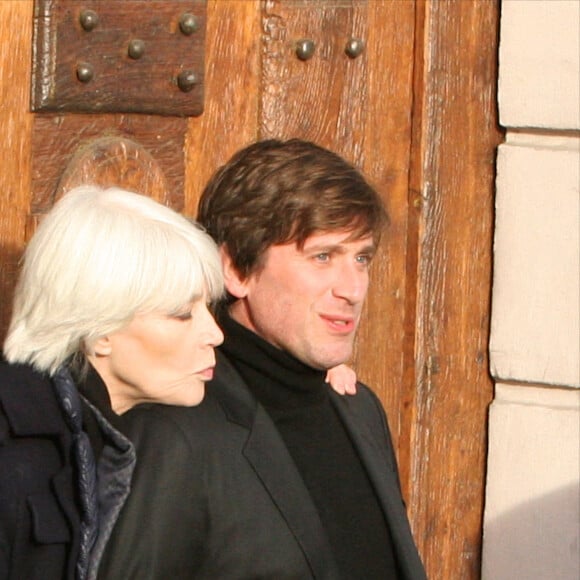 Exclusif - Françoise Hardy et son fils Thomas Dutronc se baladent le long des quais de l'Île Saint-Louis à Paris. Le 2 novembre 2016.