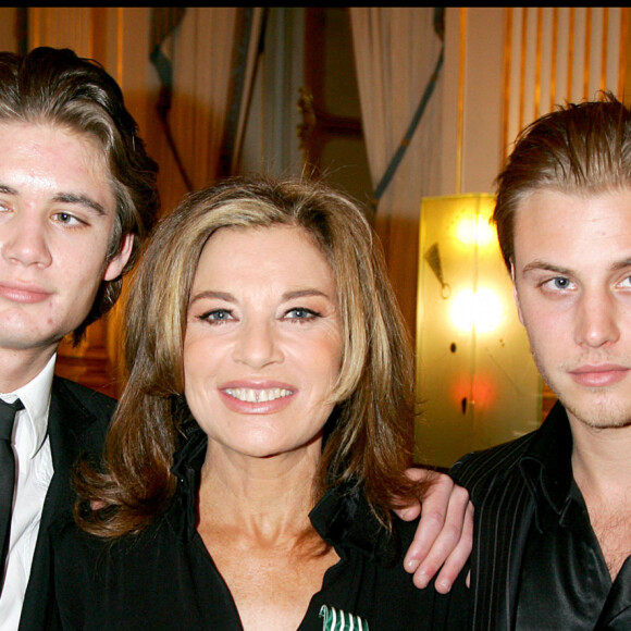 Nicole Calfan et ses deux fils, Michael et Jerémy.
