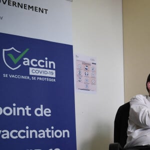 Le Premier ministre Jean Castex reçoit sa première injection du vaccin AstraZeneca contre la COVID-19 à l'hôpital d'Instruction des Armées Bégin de Saint-Mandé, France, le 19 mars 2021. © Eliot Blondet/Pool/Bestimage