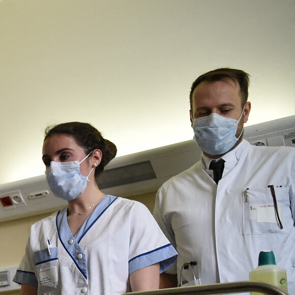 Le Premier ministre Jean Castex reçoit sa première injection du vaccin AstraZeneca contre la COVID-19 à l'hôpital d'Instruction des Armées Bégin de Saint-Mandé, France, le 19 mars 2021. © Eliot Blondet/Pool/Bestimage