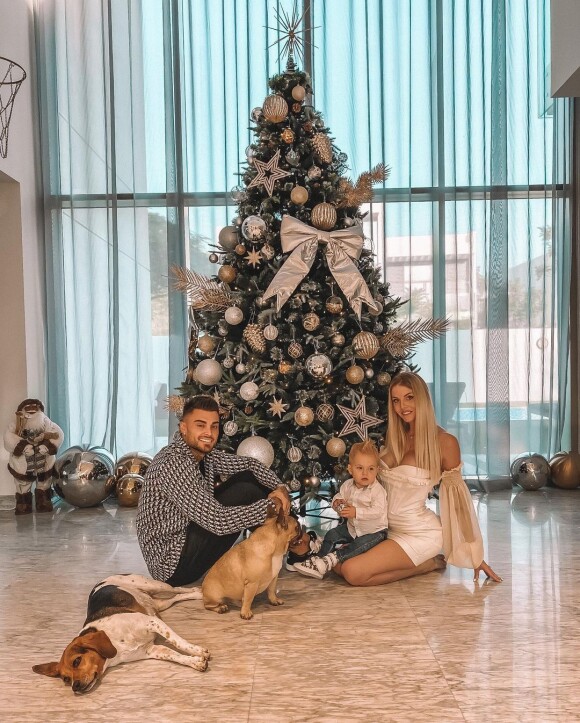Jessica Thivenin avec son mari Thibault et leur fils Maylone devant leur sapin de Noël, le 17 novembre 2020