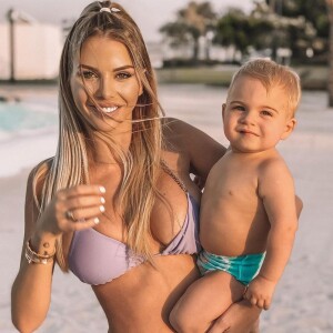 Jessica Thivenin avec son fils Maylone à la plage.