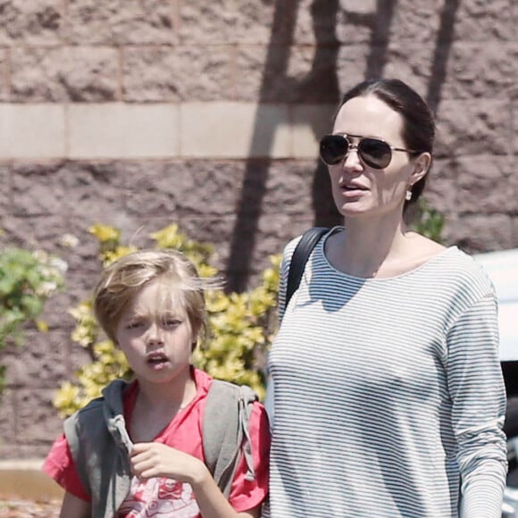 Exclusif - Brad Pitt et Angelina Jolie font du shopping avec leurs enfants Shiloh et Pax à Glendale. Le 10 juillet 2015