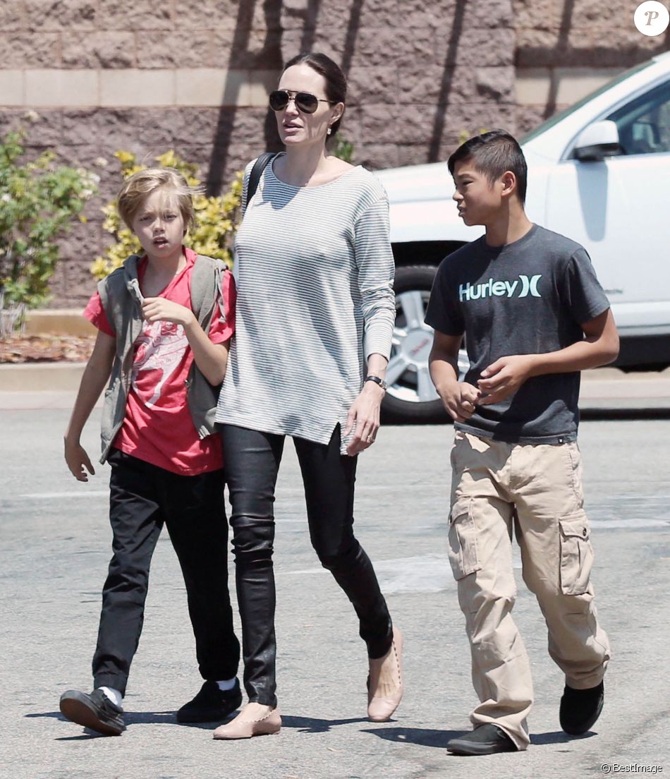 Exclusif - Brad Pitt et Angelina Jolie font du shopping avec leurs enfants Shiloh et Pax à Glendale. Le 10 juillet 2015