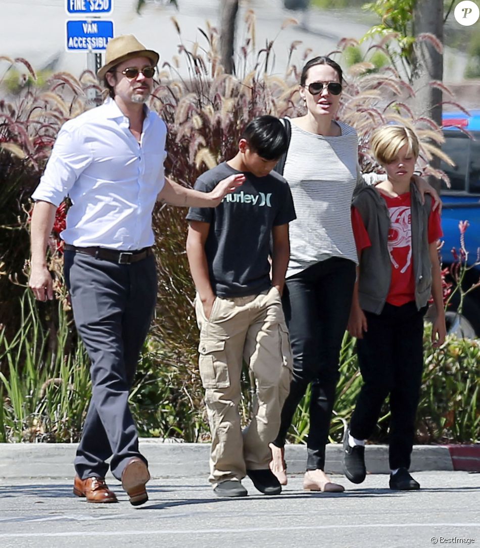 Exclusif - Brad Pitt et Angelina Jolie font du shopping avec leurs enfants Shiloh et Pax à Glendale. Le 10 juillet 2015