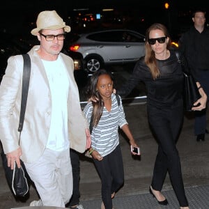 Brad Pitt et Angelina Jolie prennent un avion avec leurs enfants Maddox et Zahara à l'aéroport de LAX à Los Angeles. Brad Pitt porte un T-shirt avec un dessin fait à la main le représentant avec Angélina (fait par leur fille Vivienne). Le 6 juin 2014