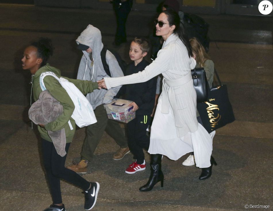 Angelina Jolie arrive avec ses enfants Maddox, Zahara, Shiloh, Vivienne, Knox et Pax Jolie-Pitt à l'aéroport de LAX à Los Angeles, le 17 mars 2017.