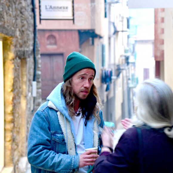 Exclusif - Le chanteur Julien Doré à la rencontre des sinistrés avec des bénévoles du Secours populaire dans la Vésubie. Le 21 novembre 2020. © Bruno Bebert/Bestimage