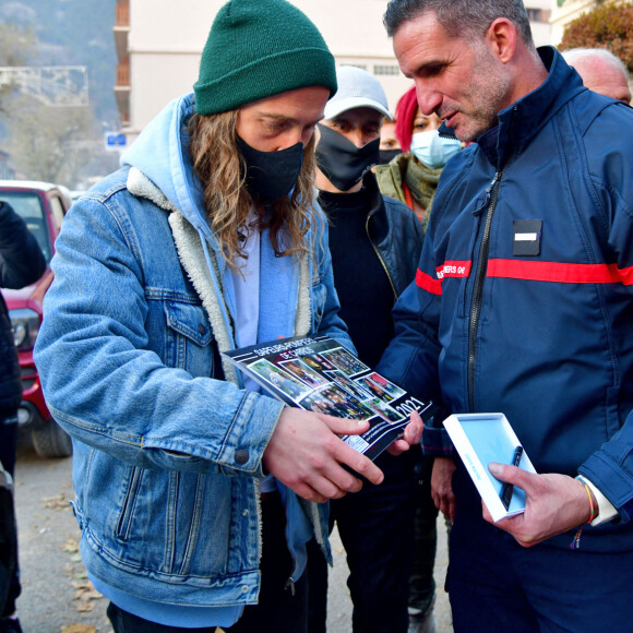 Exclusif - Le chanteur Julien Doré à la rencontre des sinistrés avec des bénévoles du Secours populaire dans la Vésubie. Le 21 novembre 2020. © Bruno Bebert/Bestimage