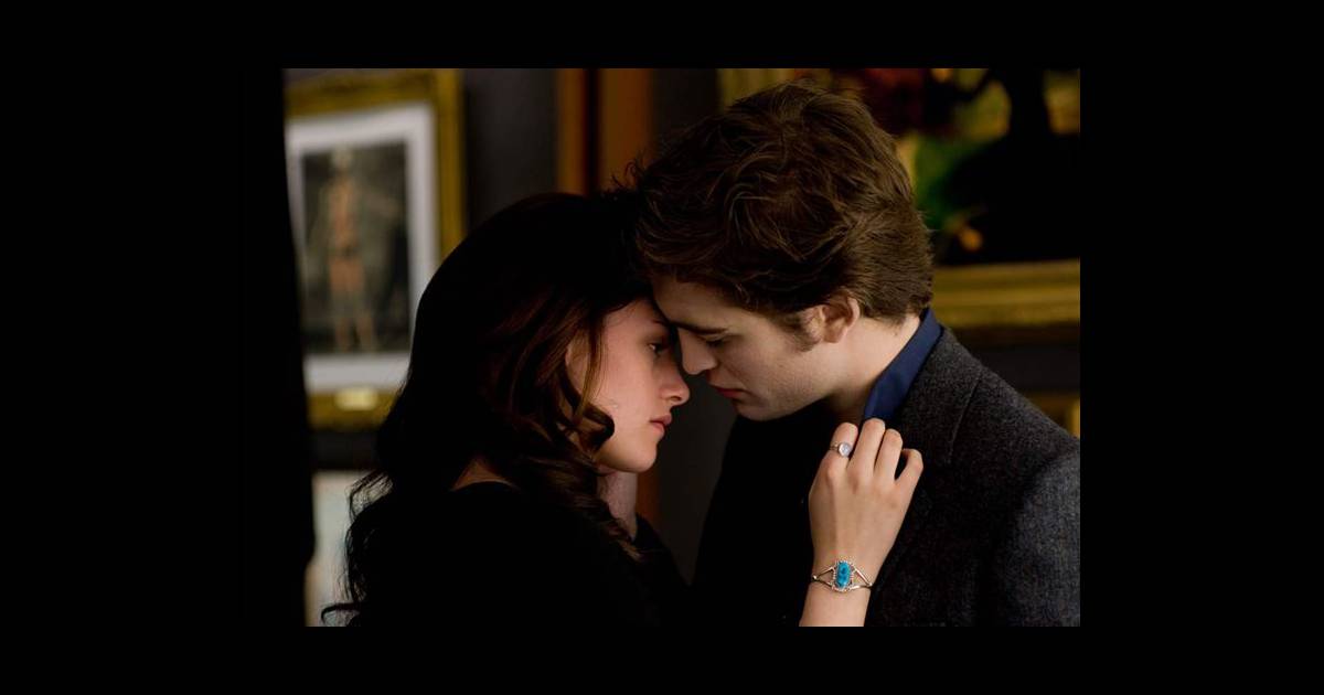Film Bella Tombe Amoureuse Du Vampire Edward Twilight II : Regardez Bella et Edward dans la scène d'ouverture du