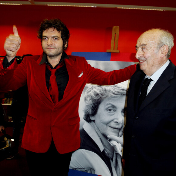 Matthieu Chedid et son grand-père Louis Selim Chedid - Hommage à Andrée Chedid, en donnant son nom à la bibliothèque Beaugrenelle.