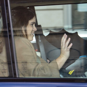 La princesse Eugénie d'York et son fils quittent l'hôpital de Portland, Royaume Uni, le 12 février 2021.