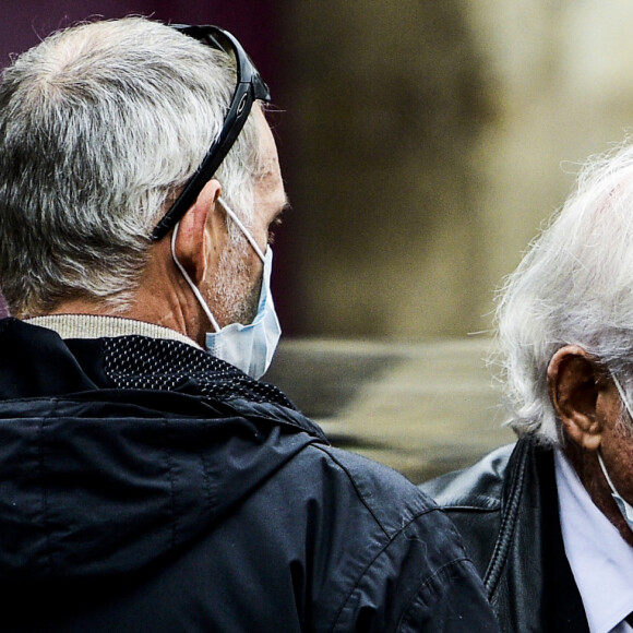 Paul Belmondo et son père Jean-Paul Belmondo - Hommage à Guy Bedos en l'église de Saint-Germain-des-Prés à Paris. le 4 juin 2020. © JB Autissier / Panoramic / Bestimage