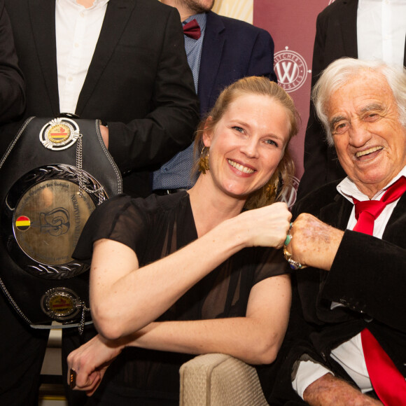 Jean-Paul Belmondo reçoit un Gant d'Or d'Honneur lors de la cérémonie des Gants d'Or à Bruxelles le 18 octobre 2019.