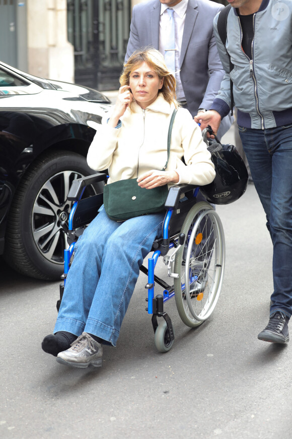 Exclusif - Mathilde Seigner, toujours en fauteuil roulant à la suite d'une fracture de la malléole, quitte la radio RTL à Paris, le 5 avril 2017.