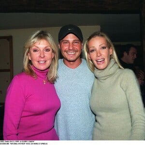 Anniversaire de Mickaël Winter avec sa mère Catherine Fefeu et sa soeur Ophélie Winter. Paris. Le 4 novembre 1999.