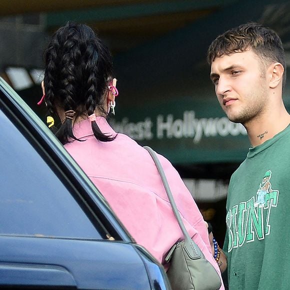 Exclusif - Dua Lipa et son compagnon Anwar Hadid quittent le magasin "Just for Dogs'' à West Hollywood après avoir acheté de la nourriture pour leur chiot à Los Angeles le 27 janvier 2021.