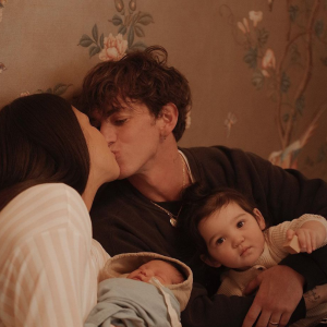 Cassie, son mari Alex Fine et leurs deux filles, Sunny Cinco et Frankie. Photo par Alex Hainer. Mars 2021.