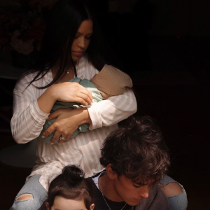 Cassie, son mari Alex Fine et leurs deux filles, Sunny Cinco et Frankie. Photo par Alex Hainer. Mars 2021.