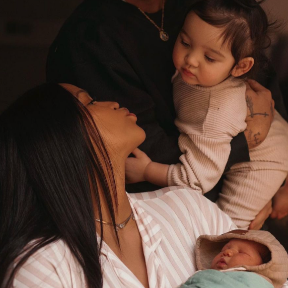 Cassie, son mari Alex Fine et leurs deux filles, Sunny Cinco et Frankie. Photo par Alex Hainer. Mars 2021.