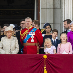 La reine Elizabeth II d'Angleterre, le prince Andrew, duc d'York, le prince Harry, duc de Sussex, et Meghan Markle, duchesse de Sussex, la princesse Beatrice d'York, la princesse Eugenie d'York, la princesse Anne, Savannah Phillips, Isla Phillips, Autumn Phillips, Peter Philips, James Mountbatten-Windsor, vicomte Severn- La famille royale au balcon du palais de Buckingham lors de la parade Trooping the Colour, célébrant le 93ème anniversaire de la reine.