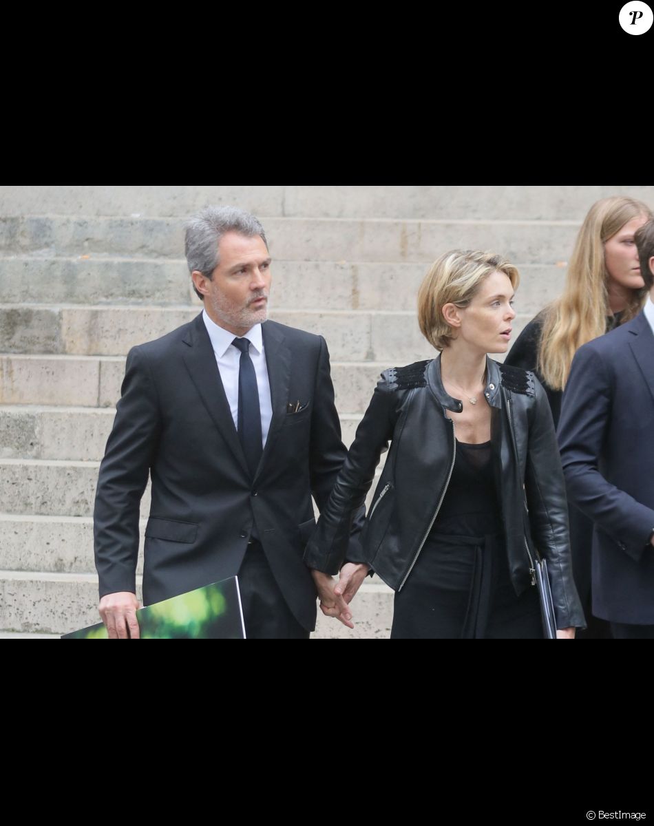 Julie Andrieu et son mari Stéphane Delajoux aux obsèques de Nicole Courcel en l'église Saint-Roch à Paris le 30 juin 2016.