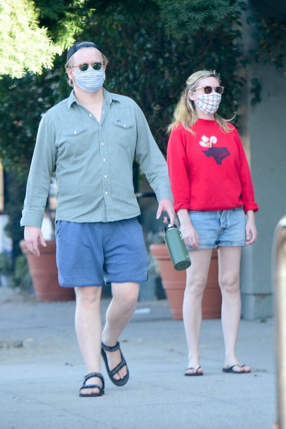 Exclusif - Kirsten Dunst se promène avec son fiancé Jesse Plemons à Los Angeles pendant l'épidémie de coronavirus (Covid-19), le 22 septembre 2020