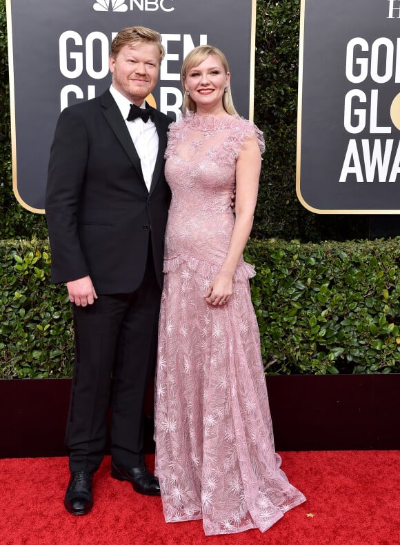 Jesse Plemons et sa fiancée Kirsten Dunst lors du photocall de la 77ème cérémonie annuelle des Golden Globe Awards au Beverly Hilton Hotel à Los Angeles.