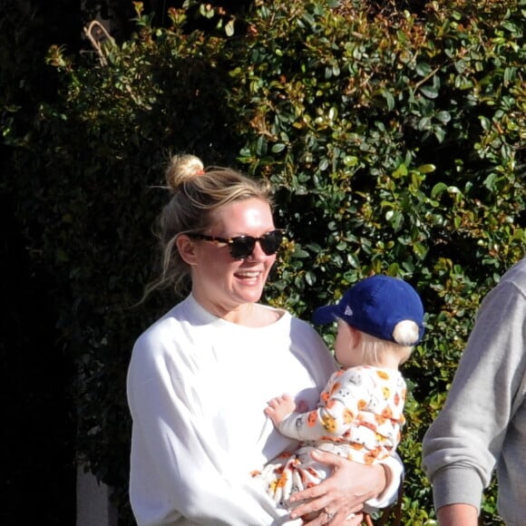 Exclusif - Kirsten Dunst, son compagnon Jesse Plemons et leur fils Ennis Howard Plemons font des courses à Los Angeles, le 31 octobre 2019.