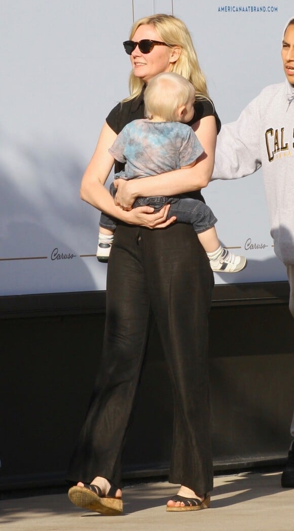 Exclusif - Kirsten Dunst accompagne son fils Ennis Howard Plemons à un cours de Mommy and Me dans le quartier de Glendale à Los Angeles, le 30 septembre 2019