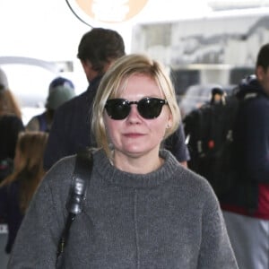 Exclusif - Kirsten Dunst arrive à l' aéroport avec son bébé Ennis Howard Plemons à Los Angeles Le 05 janvier 2019