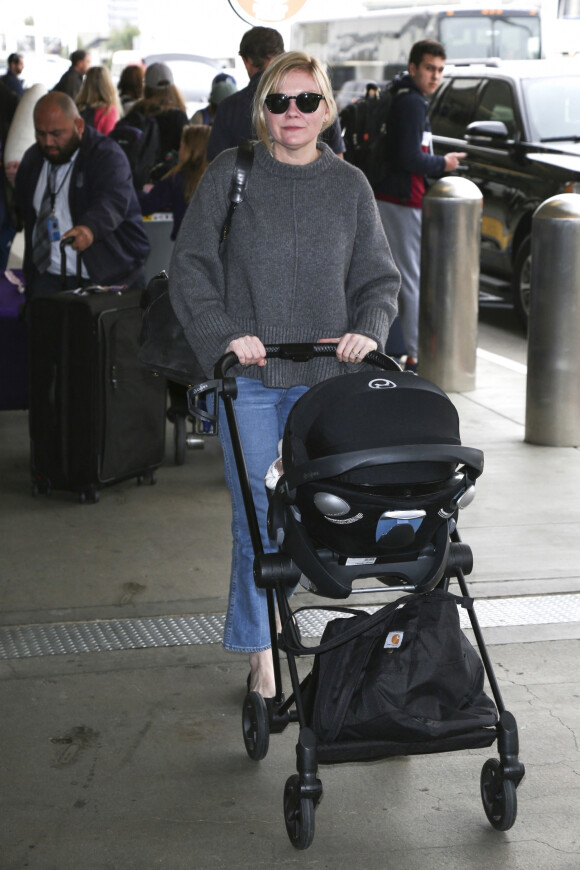 Exclusif - Kirsten Dunst arrive à l' aéroport avec son bébé Ennis Howard Plemons à Los Angeles Le 05 janvier 2019