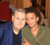 Pierre Ménès et sa femme Mélissa Acosta dînent avec des amies de Melissa à Paris le 27 juin 2020. © Philippe Baldini / Bestimage