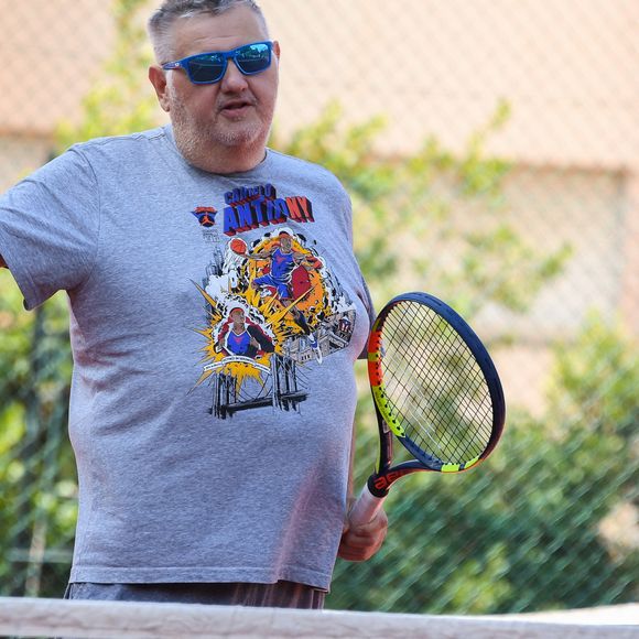 Pierre Ménès - Les célébrités jouent au tennis avec les enfants malades dans le cadre du concert caritatif organisé par l'association "Enfant, star et match" à Antibes le 11 juillet 2019. © Lionel Urman/Bestimage