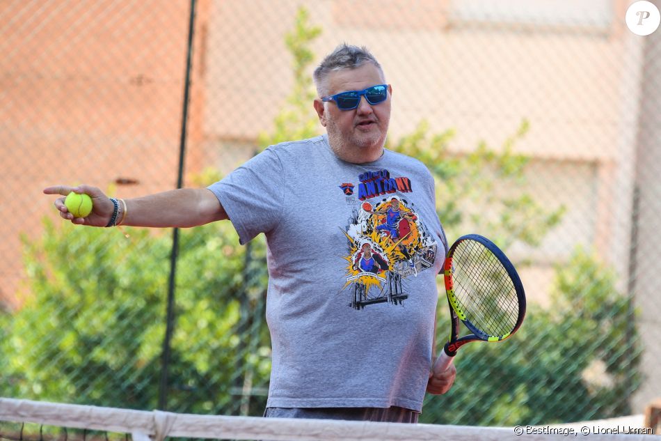 Pierre Ménès - Les célébrités jouent au tennis avec les enfants malades dans le cadre du concert caritatif organisé par l'association "Enfant, star et match" à Antibes le 11 juillet 2019. © Lionel Urman/Bestimage