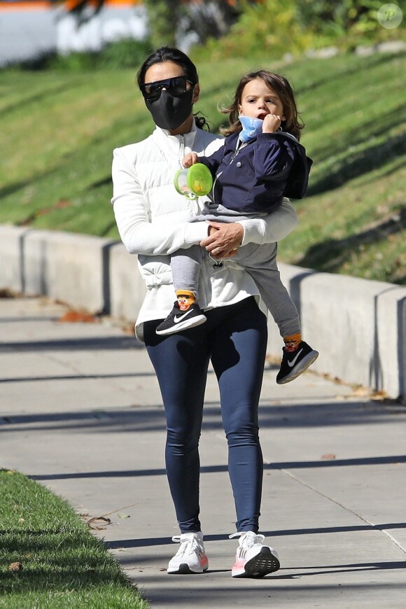 Exclusif - Eva Longoria emmène son fils de deux ans Santiago au parc à Beverly Hills, le 18 février 2021.