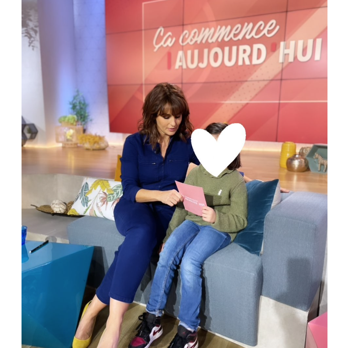 Photo : Faustine Bollaert et sa fille sur le plateau de l'émission "Ça  commence aujourd'hui". Février 2021. - Purepeople