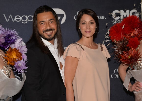 Moundir et sa femme Inès - Personnalités lors de la 10ème cérémonie des Globes de Cristal au Lido à Paris, le 13 avril 2015.
