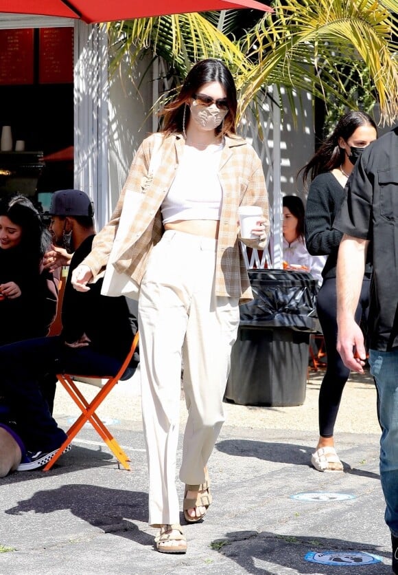 Exclusif - Kendall Jenner promène son chien à Los Angeles, le 26 mars 2021. 