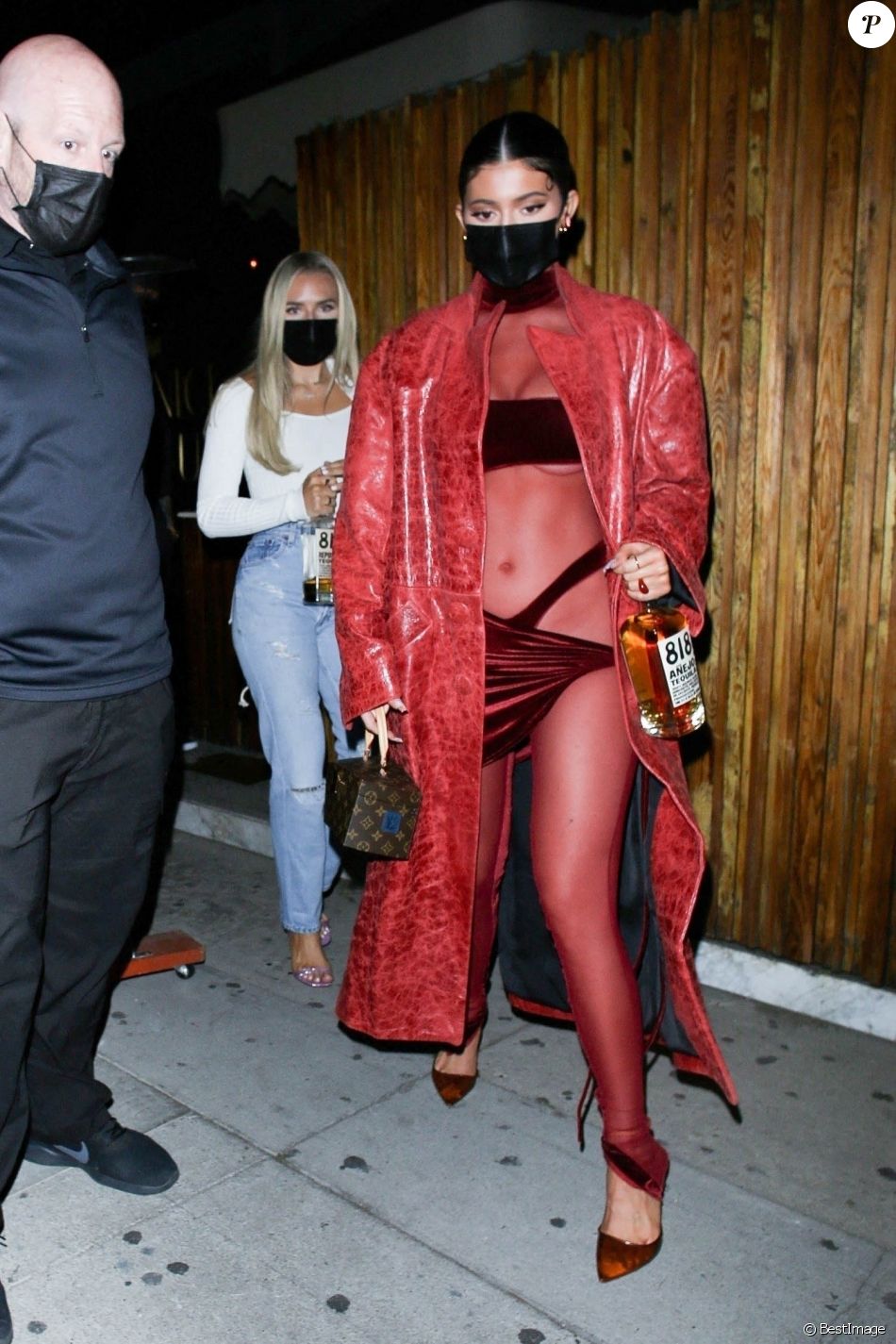 Exclusif - Kylie Jenner, avec une bouteille de Tequila de la marque de sa soeur Kendall "818" à la main, quitte la soirée de lancement du nouvel album de Justin Bieber à Los Angeles, le 26 mars 2021.
