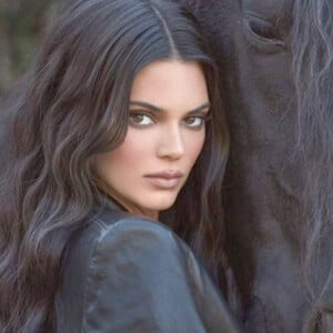Kendall Jenner lance une autre collection de trois parfums de KKW, la marque de K.Kardashian, le 22 mars 2021. 